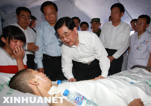 “黨和政府一定會(huì)幫助受災(zāi)群眾重建家園”--記胡錦濤總書記在甘肅考察抗震救災(zāi)和恢復(fù)重建工作