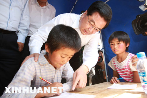 “黨和政府一定會(huì)幫助受災(zāi)群眾重建家園”--記胡錦濤總書記在甘肅考察抗震救災(zāi)和恢復(fù)重建工作