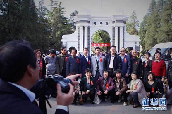 4��24�������A��W(xu��)У���ڶ�У�Tǰ������  4��24������λ��У�������A��Y��ǰ�����գ����A��W(xu��)ӭ������У�c������(j��)��B�������A����У�c���g�����Ժ���(n��i)���5�f��У�ѷ�У���Ӽo������ ���A��ӛ�� �ϏV�� �z