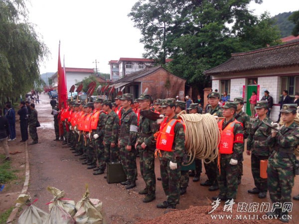 駐區(qū)部隊(duì)集結(jié)搶修麥積初中大橋