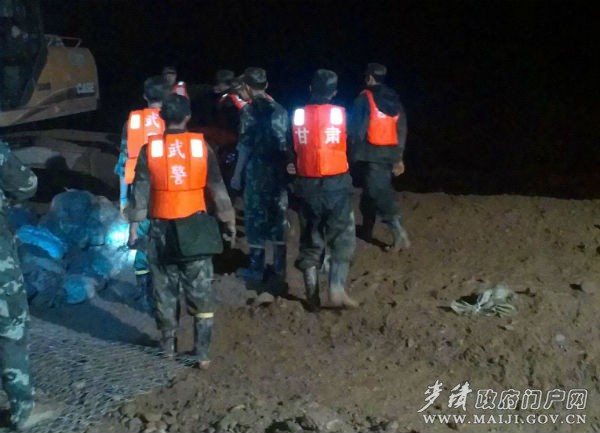 街亭古鎮(zhèn)再次告急,駐區(qū)官兵趕赴現(xiàn)場加固河堤。