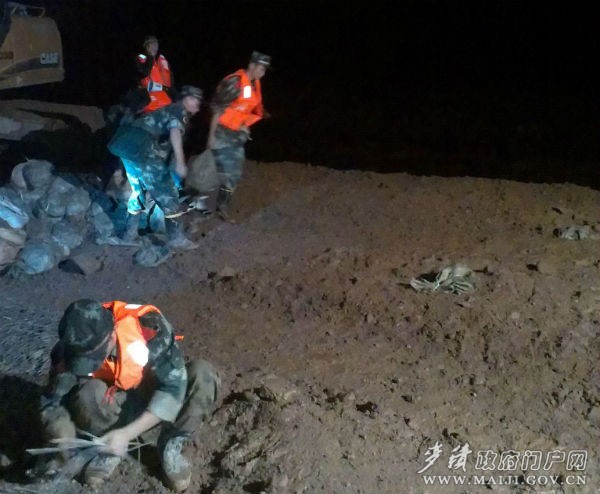 幕降臨,洪水仍未退去,險(xiǎn)情還未排除,駐區(qū)部隊(duì)官兵戰(zhàn)士們?nèi)匀辉诰幨\。