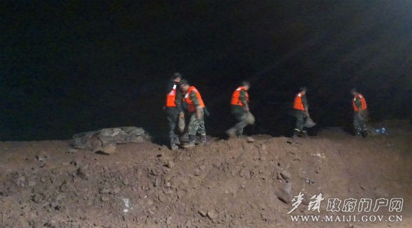 已至深夜,戰(zhàn)士們?nèi)匀粓?jiān)持在一線,全力確保人民群眾生命財(cái)產(chǎn)安全。