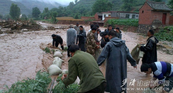 災(zāi)難發(fā)生的第一時(shí)間,由麥積鎮(zhèn)黨員干部和退伍軍人組成的“民兵救援分隊(duì)”趕赴一線與賈河村群眾一起 ...