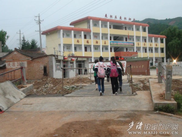 麥積初中大橋搶通學(xué)生正常上學(xué)