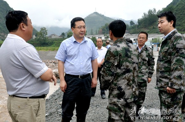 區(qū)委書記張智明在東岔鎮(zhèn)指導(dǎo)抗洪搶險工作.JPG