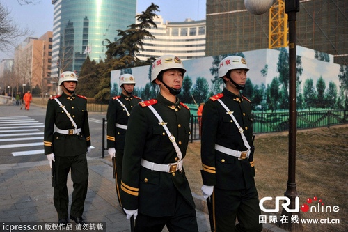 2014年3月2日,2014年全國(guó)兩會(huì)即將在北京召開(kāi)。北京當(dāng)日天氣晴好,天安門(mén)廣場(chǎng)市民、游客增多,武警、警察加強(qiáng)巡邏,安保升級(jí)。圖為武警官兵在天安門(mén)廣場(chǎng)周遭巡邏。