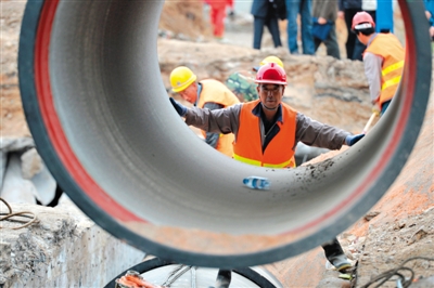 ������ʩ���ˆT���M(j��n)��ݔˮ�ܵ����O(sh��)���I(y��)���m�����ڌ��l(f��)�F(xi��n)������(bi��o)�ăɗl�����Ϲܵ��քe���·��O(sh��)���¹ܾ������ǅ^(q��)15����20�깩ˮ��ȫ�����A��ӛ�� ꐱ� �z