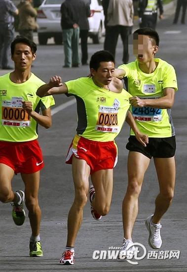 ������������·�ܱ�ِ�r����һλ��ِ���x�ֱ������鿴����M�D