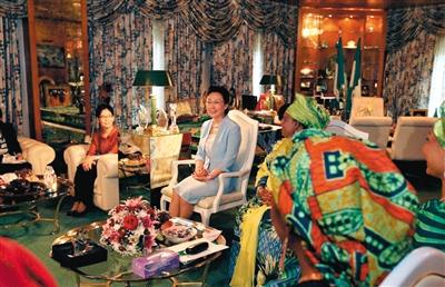 盤點(diǎn)李克強(qiáng)夫人的隨訪時(shí)間 被贊具學(xué)者風(fēng)范(圖)