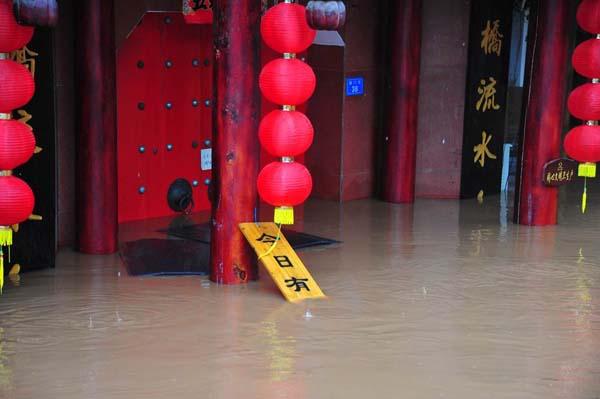 鳳凰古城艷遇廣告遭質(zhì)疑 回應(yīng)稱一夜情無(wú)法阻止