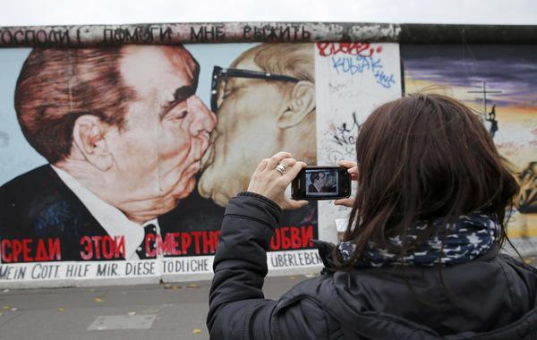 戈?duì)柊蛦谭蚣o(jì)念柏林墻倒塌:世界處于新冷戰(zhàn)邊緣