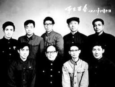 �����������һ���z��1981������r(sh��)�ĺڰ���Ƭ��һȺ���p�˴�?f��)�����������ˏ?qi��ng)վ�ں������҂�(c��)��λ����