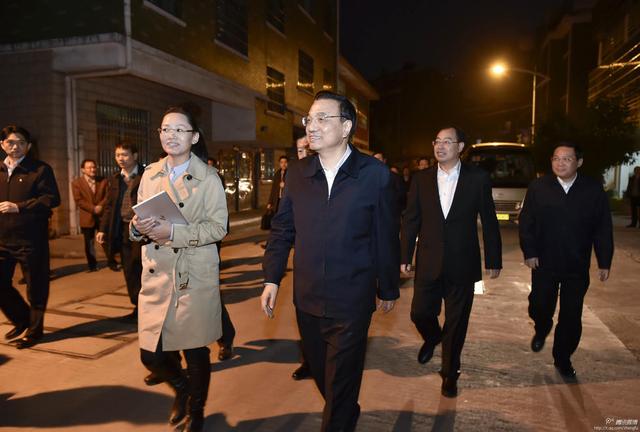 李克強(qiáng)訪“網(wǎng)店第一村” 稱遞員工作了不起