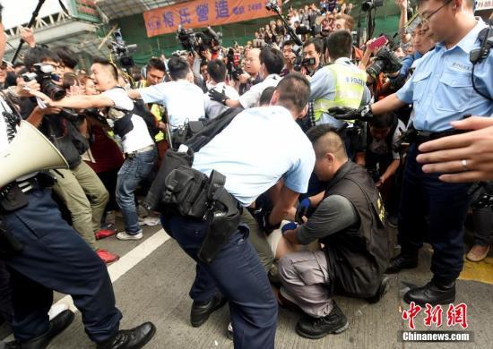 香港警方執(zhí)行旺角禁制令拘捕32人 3名警員受傷