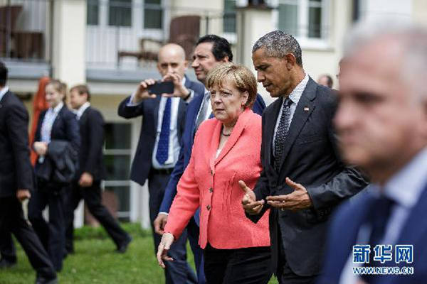 6月8日,在德國南部巴伐利亞州的山區(qū)小鎮(zhèn)加米施-帕滕基興,德國總理默克爾(右三)和美國總統(tǒng)奧巴馬(右二)出席七國集團(tuán)峰會(huì)。為期兩天的七國集團(tuán)峰會(huì)8日閉幕。七國集團(tuán)領(lǐng)導(dǎo)人在會(huì)后發(fā)表的聯(lián)合聲明中呼吁各方全面執(zhí)行新明斯克協(xié)議。圖為德國總理默克爾與美國總統(tǒng)奧巴馬會(huì)談。