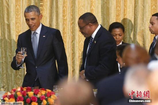 圖為奧巴馬與埃塞俄比亞總理海爾馬里亞姆·德薩萊尼交談。