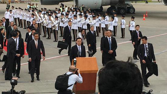 張德江在香港機(jī)場發(fā)表講話