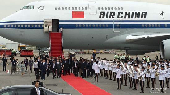 張德江抵達(dá)香港機(jī)場