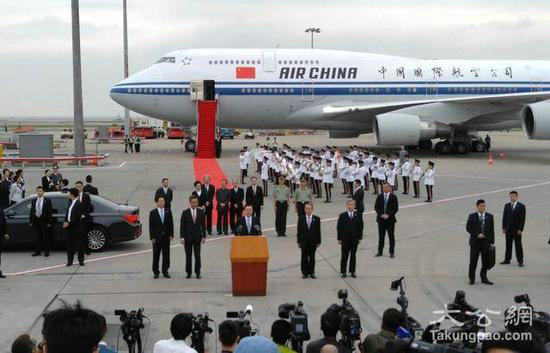 張德江抵達(dá)香港機(jī)場