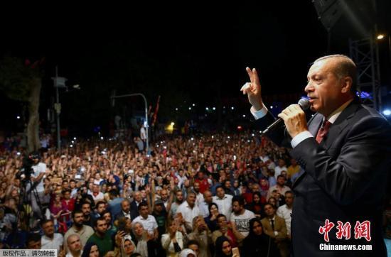 土耳其總理耶爾德勒姆18日說,7543人已經(jīng)因涉嫌參與未遂政變被拘留或逮捕,包括100名警察、6038名軍人、755名法官和檢察官以及650名平民。