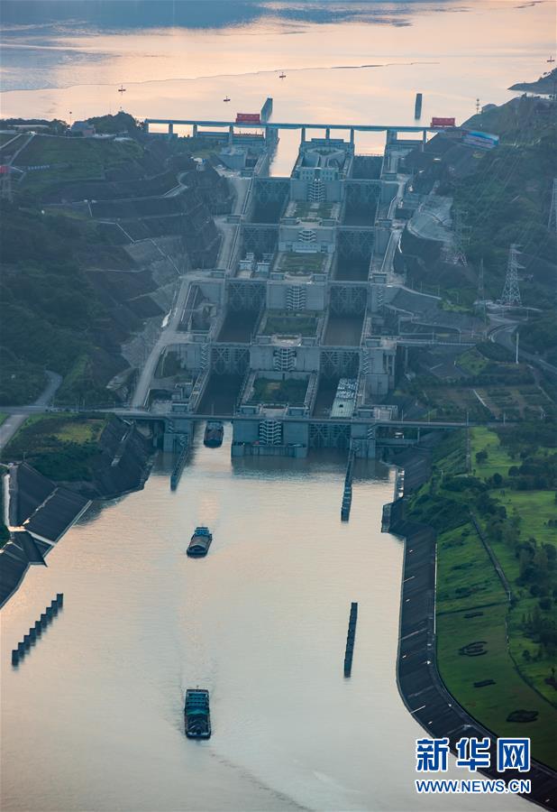 #(圖文互動(dòng))(2)經(jīng)歷最長停航度汛期 三峽船閘正式恢復(fù)運(yùn)行